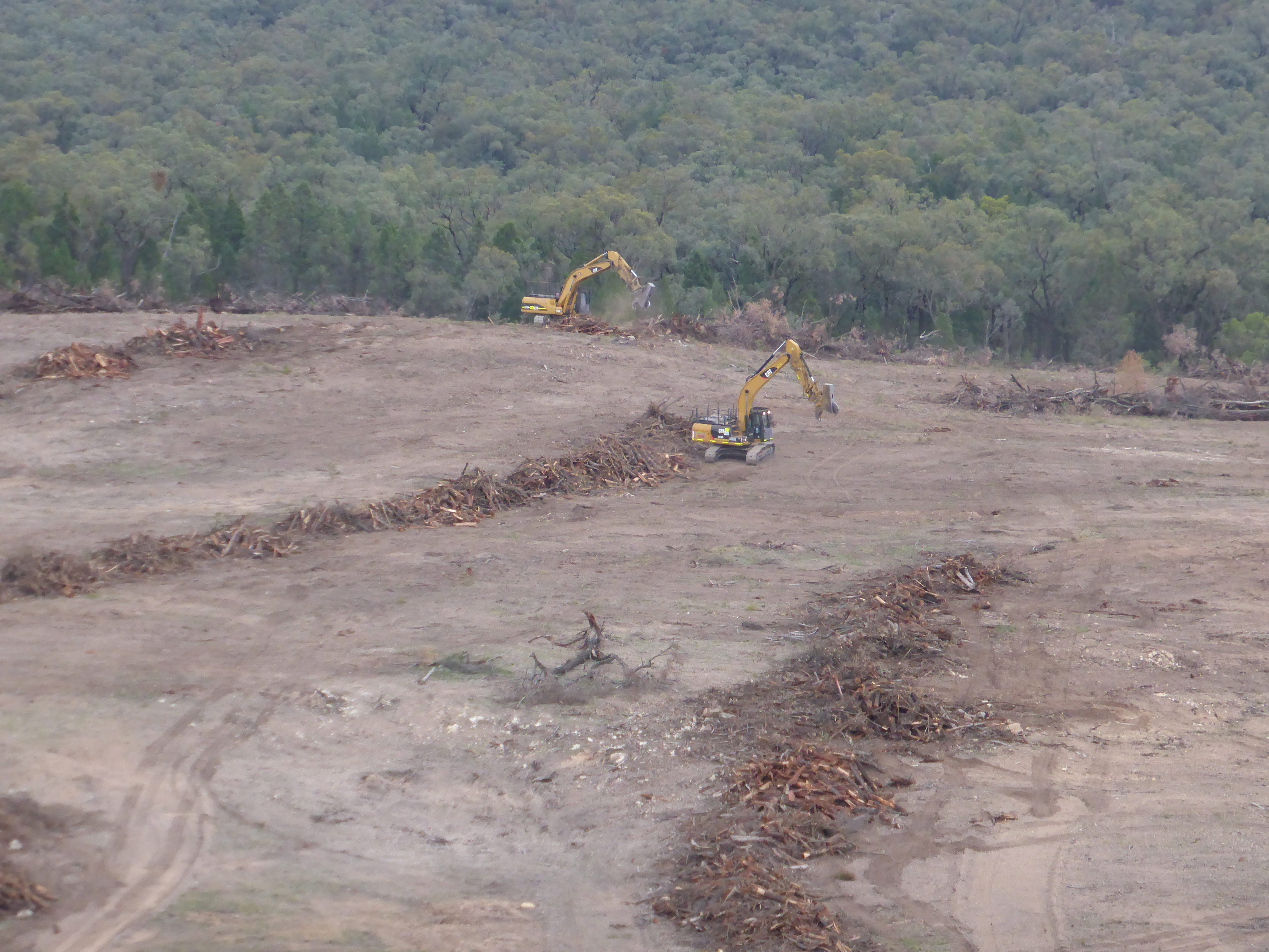 324-DL-Excavators-with-Shears